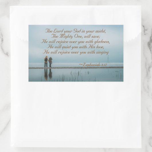 ゼファニヤ3:17、主はあなたと共におられ、力をお持ちの神はあなたを救われる。主に歌われて喜ばれる。 長方形シール (バッグ)