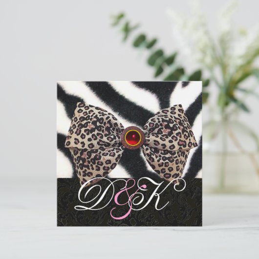 ゼブラの毛皮、豹の皮の弓、黒のダマスクのモノグラム 招待状 (スタンド正面)