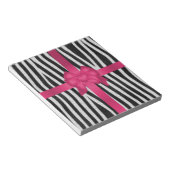 ゼブラガーリースキン黒と白のピンクボウ ノートパッド (アングル)
