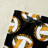 ゼブラストライプ金ゴールドオレンジ色のスポーティ女の子バレーボール ビーチタオル (インサイチュ)