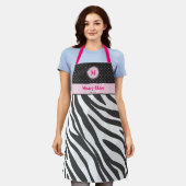ゼブラプリント白黒ホットピンクモノグラムギフト エプロン (着用した状態)