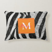 ゼブラ芸術的ストライプオレンジ&ホットピンクモノグラム アクセントクッション (正面)