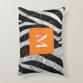 ゼブラ芸術的ストライプオレンジ&ホットピンクモノグラム アクセントクッション (正面(垂直))