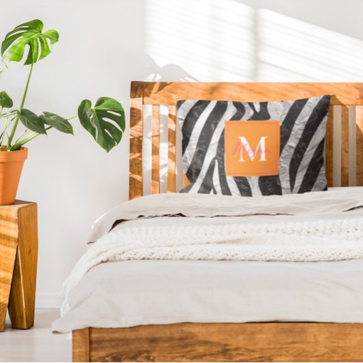 ゼブラ芸術的ストライプオレンジ&ホットピンクモノグラム アクセントクッション