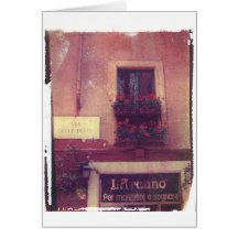 ゼラニウムが付いているローマの窓