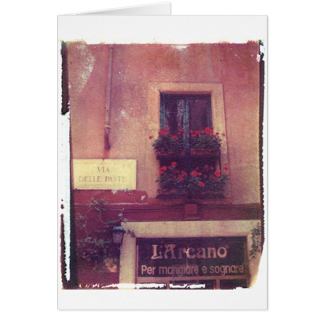 ゼラニウムが付いているローマの窓 (正面)