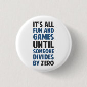ゼロで割ることによって求めることはゲームではないです 缶バッジ (正面)