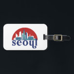 ソウルコリアレトロサンシティスカイラインシティスケープアート ラゲッジタグ<br><div class="desc">ヴィンテージとレトロな街のデザイン美しいスカイライン、観光客アトラクションとシティスケープのアートカッコいい超高層ビルと建物のシルエットイラストレーション商品観光客と旅行者。お土産として完璧な家に持ち帰る旅行。家族救や友達と旅行や休暇の思い出。背景色はカスタマイズ好みの色にできる。</div>