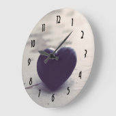 ソウルフルパープルストーンハートオンザサンディビーチ ラージ壁時計 (傾斜)