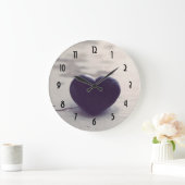 ソウルフルパープルストーンハートオンザサンディビーチ ラージ壁時計 (ホーム)
