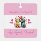ソウルメイトの愛らしい犬たちが幸せに結婚 ピンク メタルオーナメント (裏面)