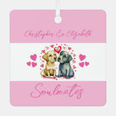 ソウルメイトの愛らしい犬たちが幸せに結婚 ピンク メタルオーナメント (正面)