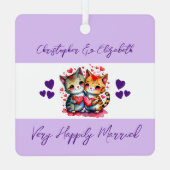ソウルメイトの愛らしい猫が幸せな結婚をした紫色 メタルオーナメント (裏面)
