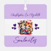 ソウルメイトの愛らしい猫が幸せな結婚をした紫色 メタルオーナメント (正面)