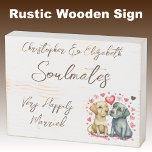 ソウルメイト結婚したは可愛い犬が茶色 ウッドボックスサイン<br><div class="desc">茶色の素朴文字と動揺して一緒にソウルメイトの木製の白い箱のサイン。ご主人の結婚記念ギフトのアイディアは非常に楽しい。かわいい犬と愛のハート。</div>