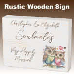 ソウルメイト結婚したは幸せにかわいいフクロウ茶色 ウッドボックスサイン<br><div class="desc">茶色の素朴文字と動揺して一緒にソウルメイトの木製の白い箱のサイン。ご主人の結婚記念ギフトのアイディアは非常に楽しい。かわいいフクロウと愛のハート。</div>
