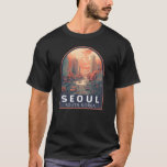 ソウル韓国イラストレーションアートヴィンテージバッジ Tシャツ<br><div class="desc">ソウルイラストレーションデザインとマンガアートスタイル。韓国の首都であるソウルはモダン、超高層ビル、ハイテク地下鉄、文化が仏教の寺院や宮殿、通り市場に出会う大きな都市である。</div>