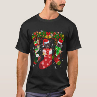 ソックスに3匹のパグが入ったクリスマスサンタ帽子 Tシャツ
