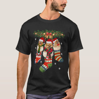 ソックスに3匹のポメラニアンサンタハット クリスマス Tシャツ