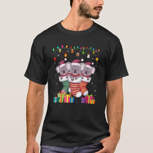 ソックスを履いた3匹のコアラの面白い男の子、女の子、子供のためのクリスマス Tシャツ (正面)