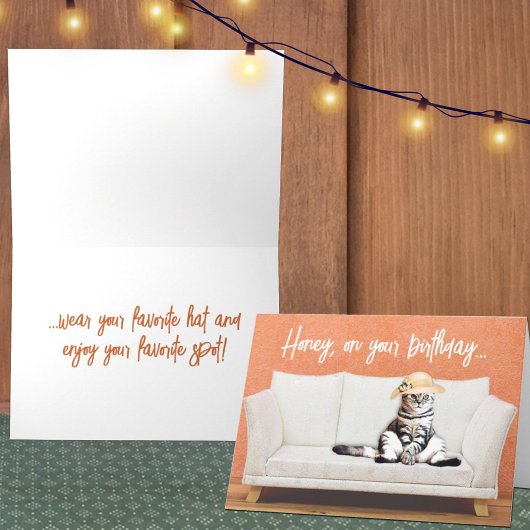 ソフおもしろいァに座ってサンハットを着た猫誕生日 カード
