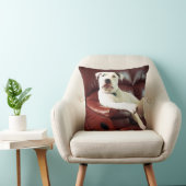 ソファおもしろいに座っている白いピットブルドッグ クッション (椅子)