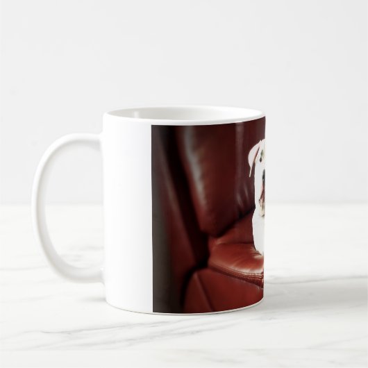 ソファおもしろいに座っている白いピットブルドッグ コーヒーマグカップ (左)