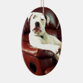 ソファおもしろいに座っている白いピットブルドッグ セラミックオーナメント (右)