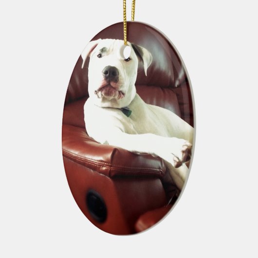 ソファおもしろいに座っている白いピットブルドッグ セラミックオーナメント (左)