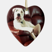 ソファおもしろいに座っている白いピットブルドッグ セラミックオーナメント (右)