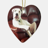 ソファおもしろいに座っている白いピットブルドッグ セラミックオーナメント (左)