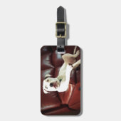 ソファおもしろいに座っている白いピットブルドッグ ラゲッジタグ (正面縦)