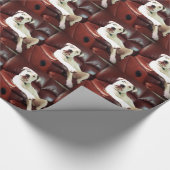 ソファおもしろいに座っている白いピットブルドッグ ラッピングペーパー (角)