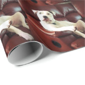 ソファおもしろいに座っている白いピットブルドッグ ラッピングペーパー (ロールコーナー)