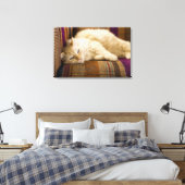 ソファかわいらしに寝そべっている黄色いタビ猫。 キャンバスプリント (インサイチュ (寝室))