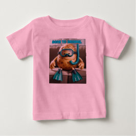 ソファでくつろぐ人間の赤ちゃんはシュノーケリングが大好き ベビーTシャツ