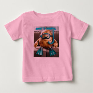 ソファでくつろぐ人間の赤ちゃんはシュノーケリングが大好き ベビーTシャツ