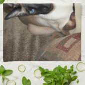 ソファでリラックスしているシャム猫 キッチンタオル (折り畳み)