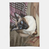 ソファでリラックスしているシャム猫 キッチンタオル (縦)
