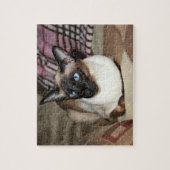 ソファでリラックスしているシャム猫 ジグソーパズル (縦)