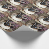 ソファでリラックスしているシャム猫 ラッピングペーパー (角)