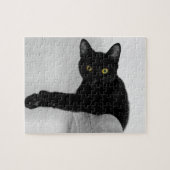 ソファでリラックスしている黒猫 ジグソーパズル (横)