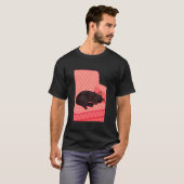 ソファで眠る黒猫、居心地の良いレトロ猫好き Tシャツ (正面フル)