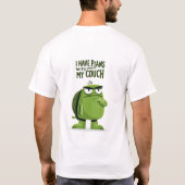 ソファと予定があるよ 面白いカメのキャラクター Tシャツ (裏面)