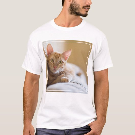 ソファにあっている子ネコ Tシャツ (正面)