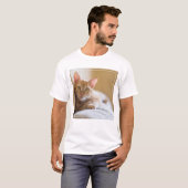 ソファにあっている子ネコ Tシャツ (正面フル)