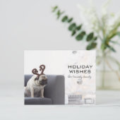 ソファにトナカイの角を着たパグ犬 シーズンポストカード (スタンド正面)