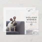 ソファにトナカイの角を着たパグ犬 シーズンポストカード (正面/裏面)