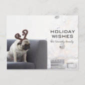 ソファにトナカイの角を着たパグ犬 シーズンポストカード (正面)