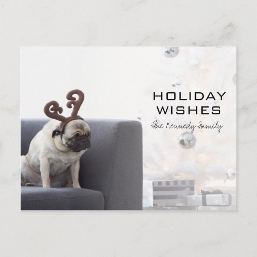 ソファにトナカイの角を着たパグ犬 シーズンポストカード (正面)